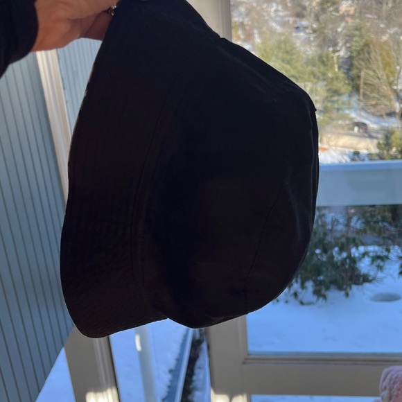 Burberry Beige Plaid Bucket Hat with Red Detail Reversible - Picture 8 of 8